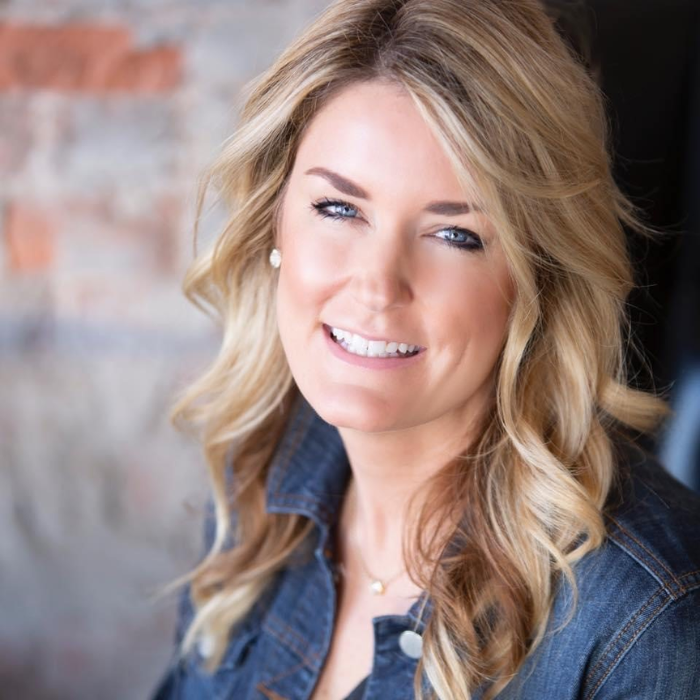 Angela Dees headshot
